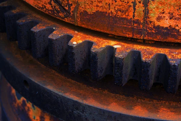 Ржавое и металлическое зубчатое колесо старой промышленности — стоковое фото