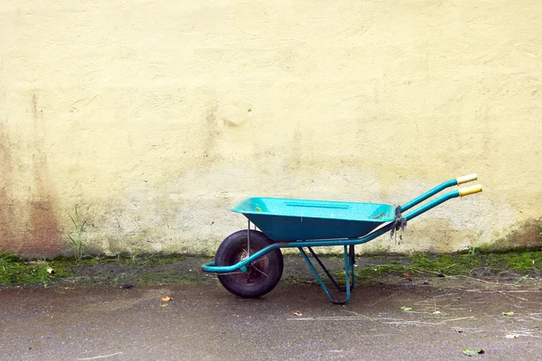 Carretilla de jardinería en una pared — Foto de Stock