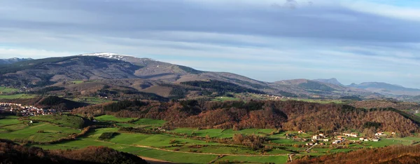 Alava bazı köyleri ile gorbea dağının panoramik — Stok fotoğraf