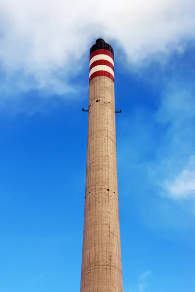 Schornstein einer Raffinerie erzeugt Rauch — Stockfoto