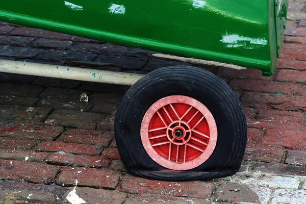 Pneu dégonflé avec roue plate — Photo