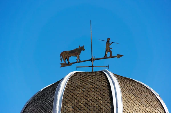 Weather vane against blue sky — Stock Photo, Image