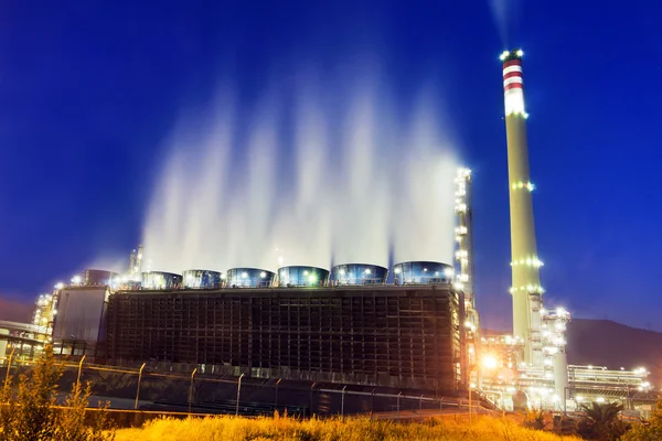 Raffinerie industrielle la nuit avec fumée d'eau de refroidissement — Photo