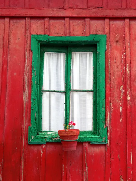 Oude venster op een leeftijd houten muur van huis — Stockfoto