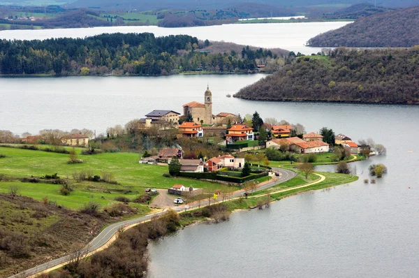 Ullibarri Gamboa pueblo rodeado por el embalse de Zadorra —  Fotos de Stock