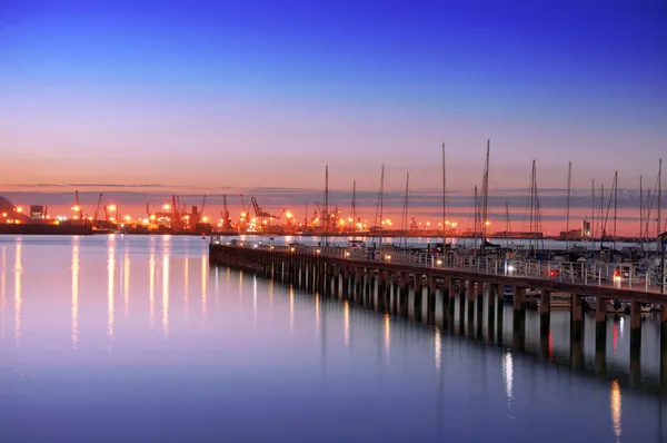 Muelle Getxo con mástiles de yate por la noche — Foto de Stock