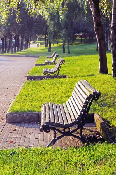 Üzerinde bir park banklar — Stok fotoğraf