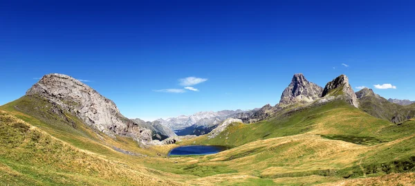 Panorama van de Pyreneeën met een meer — Stockfoto