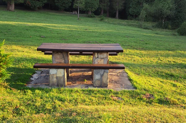 Picknickbord på landsbygden — Stockfoto