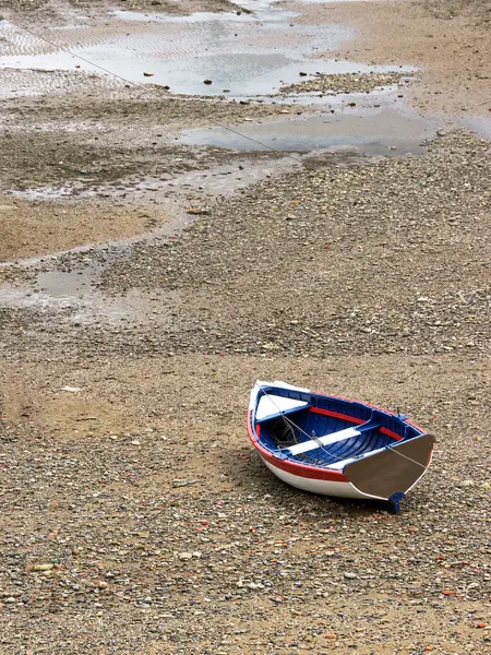 Holzboot wegen Niedrigwasser gestrandet — Stockfoto