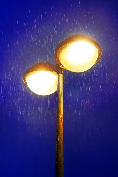 Farola en la noche con lluvia — Foto de Stock