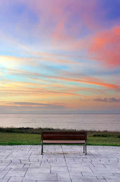 ベンチと美しい夕焼け雲 — ストック写真