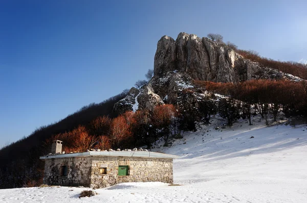 Haus in den Bergen mit Schnee im Winter — Stockfoto
