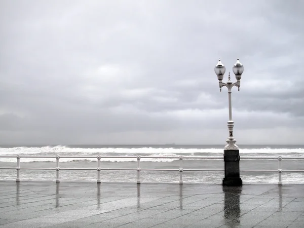 Gijon promenade with lamppost in rainy day — Stock Photo, Image