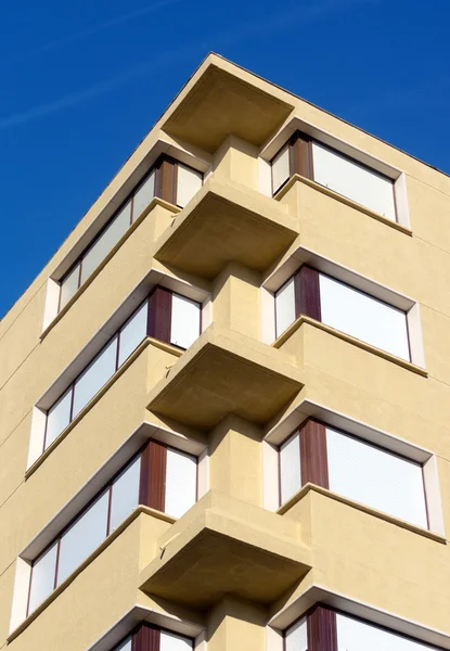 Fenster in einem Gebäude mit Wohnungen — Stockfoto