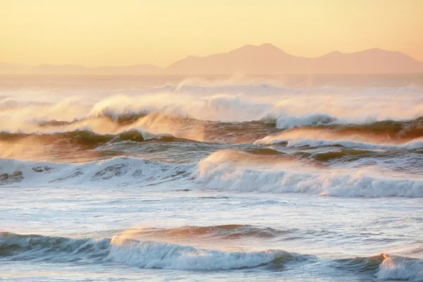 Красивые волны на закате с южным ветром — стоковое фото