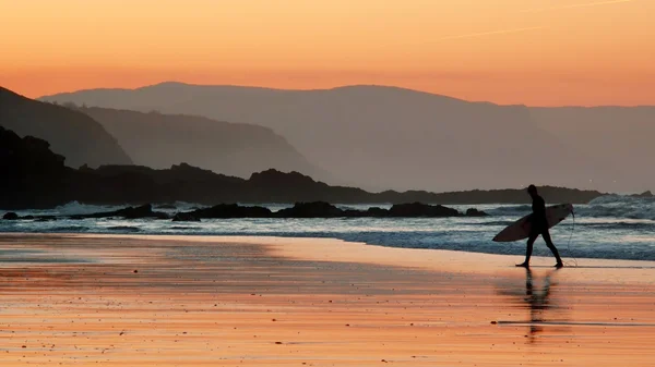 Surfeur sur la plage au coucher du soleil — Photo