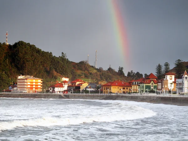 Paseo marítimo de Ribadadesella con clima tormentoso y un arco iris —  Fotos de Stock