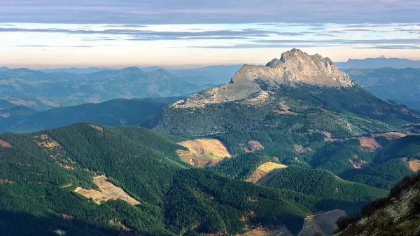 Udalaitz 峰山在巴斯克人国家 — 图库照片