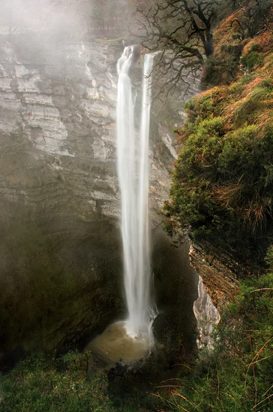 Wasserfall von Gujuli bei Nebel — Stockfoto