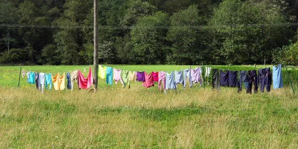 Blanchisserie vêtements suspendus à l'extérieur et séchage — Photo