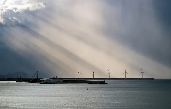 Moulin à vent sur mer avec rayons du soleil — Photo