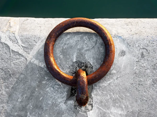 Dock üzerinde demirleme halka — Stok fotoğraf