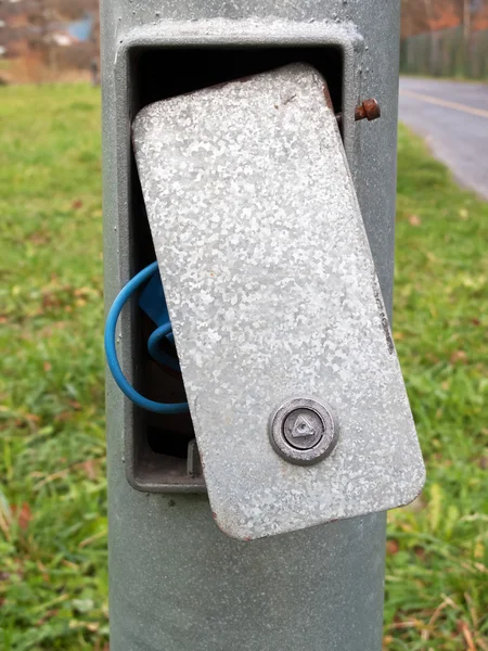 電気ランプのポストにメンテナンスのためカバーを開く — ストック写真