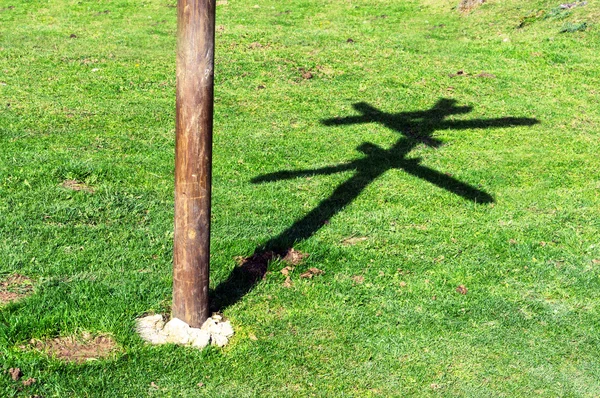 Crossroad with the shadow of wooden signpost — Stock Photo, Image