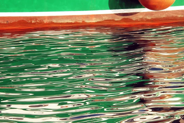 Réflexions bateau coloré sur l'eau ondulée — Photo