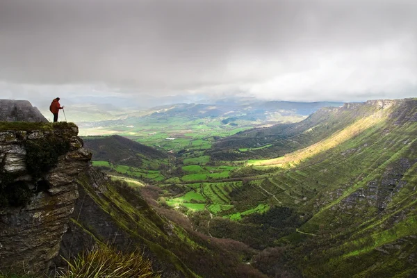 Person på klippa av bergsutsikt wiith valley thalweg — Stockfoto