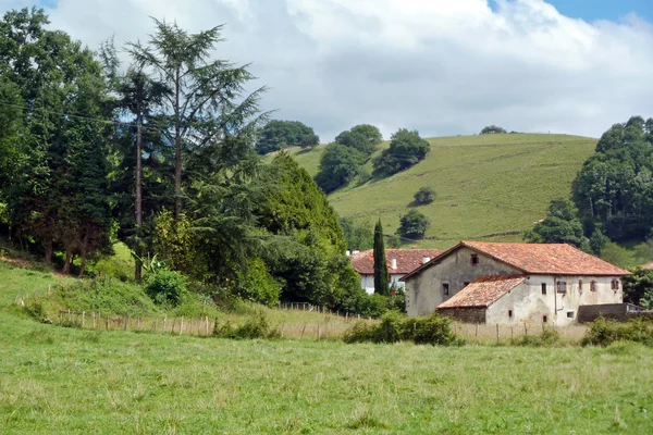 Casa de campo basco típico — Fotografia de Stock