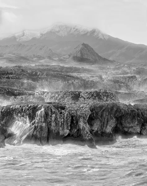 Asturias coastline with abrupt cliffs and snowy mountains — Stock Photo, Image