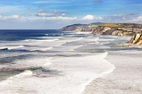 Littoral basque avec mer agitée — Photo