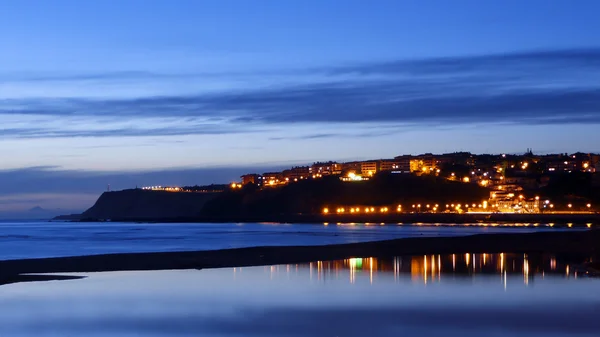 Spiaggia di Getxo di notte con riflessi d'acqua — Foto Stock