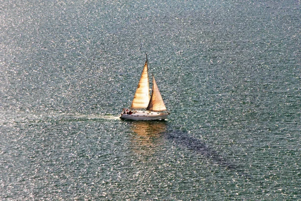 Sailboat sailing on water — Stock Photo, Image