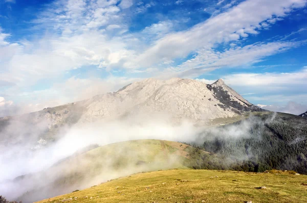 Urkiola mountain range with mist — Stock Photo, Image