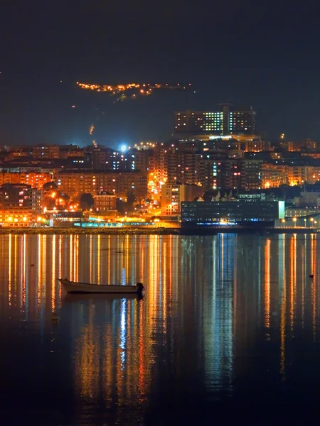 Portugalete at night met stadslichten en reflecties — Stockfoto