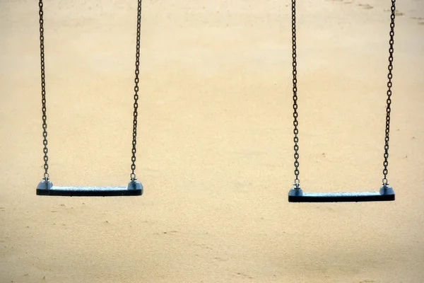 Zwei hängende Schaukelsitze im Park — Stockfoto