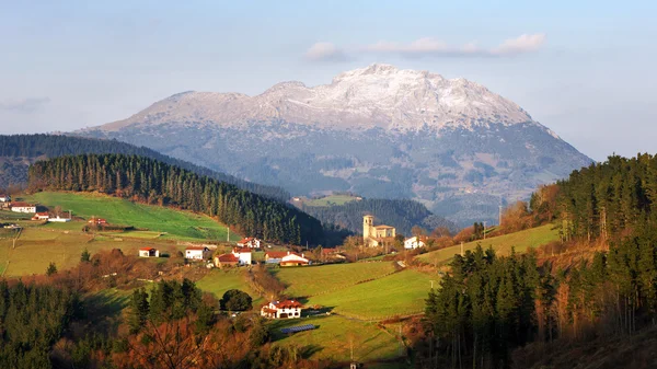 Valle dell'aramaio con alcuni paesi che circondano le montagne — Foto Stock