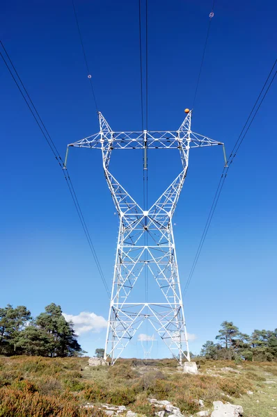 高電圧送電線の鉄塔 — ストック写真