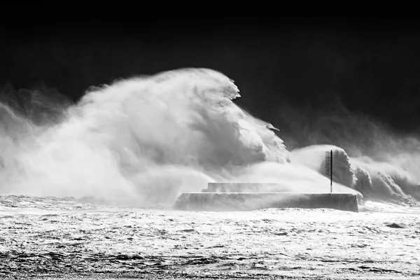 Nagy hullámok feltörése hullámtörő — Stock Fotó