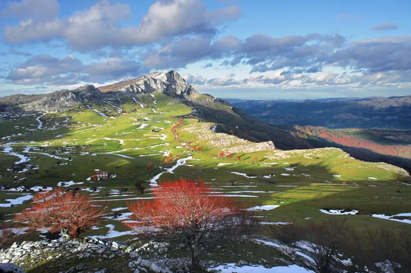 Prairies entourant les montagnes de Gorbea. Pays basque — Photo