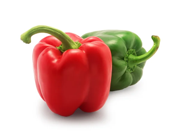 Rode en groene paprika geïsoleerd op witte achtergrond — Stockfoto