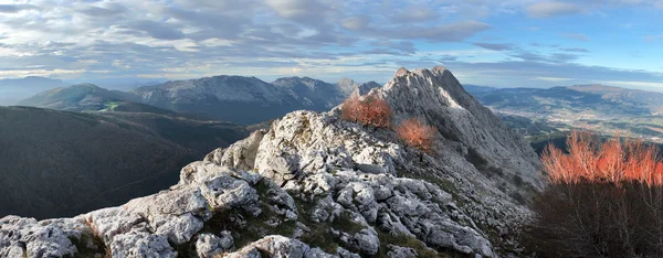 Urkiola 山脉的全景。巴斯克 — 图库照片
