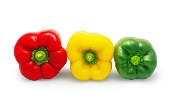 Rode, groene en gele paprika geïsoleerd op witte achtergrond — Stockfoto