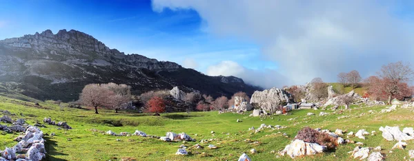 Aussicht auf kleine und rustikale Bauernhöfe in den Bergen — Stockfoto