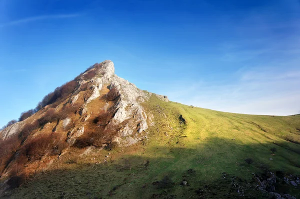 Pico da montanha Urkiola com luz do pôr do sol. País Basco — Fotografia de Stock