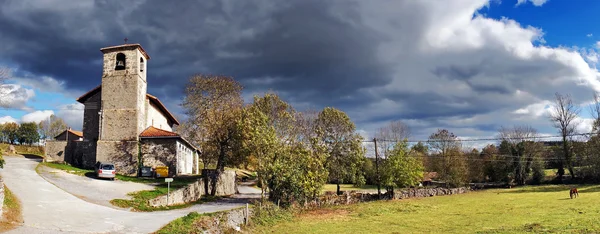 Panorama de pueblo rural con nubes tormentosas. Gujuli, Álava . — Foto de Stock