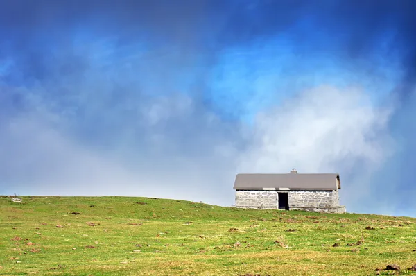 Huis in berg in zonnige dag — Stockfoto